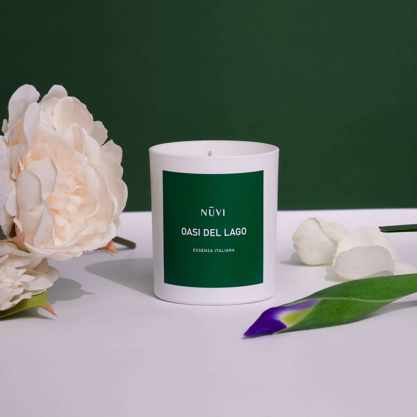 Candela profumata artigianale Aurora in cera di soia, ispirata alla freschezza floreale