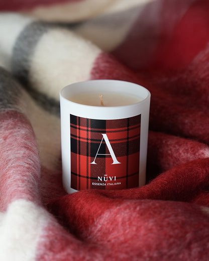 Candela rossa in vetro con fragranza mela e cannella, fatta a mano in cera di soia, personalizzabile con lettera.