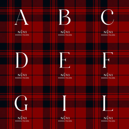 Candela profumata NUVI – Tartan Rosso | Personalizzabile con lettera