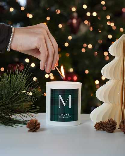 Candela profumata NUVI – Tartan Verde | Personalizzabile con lettera